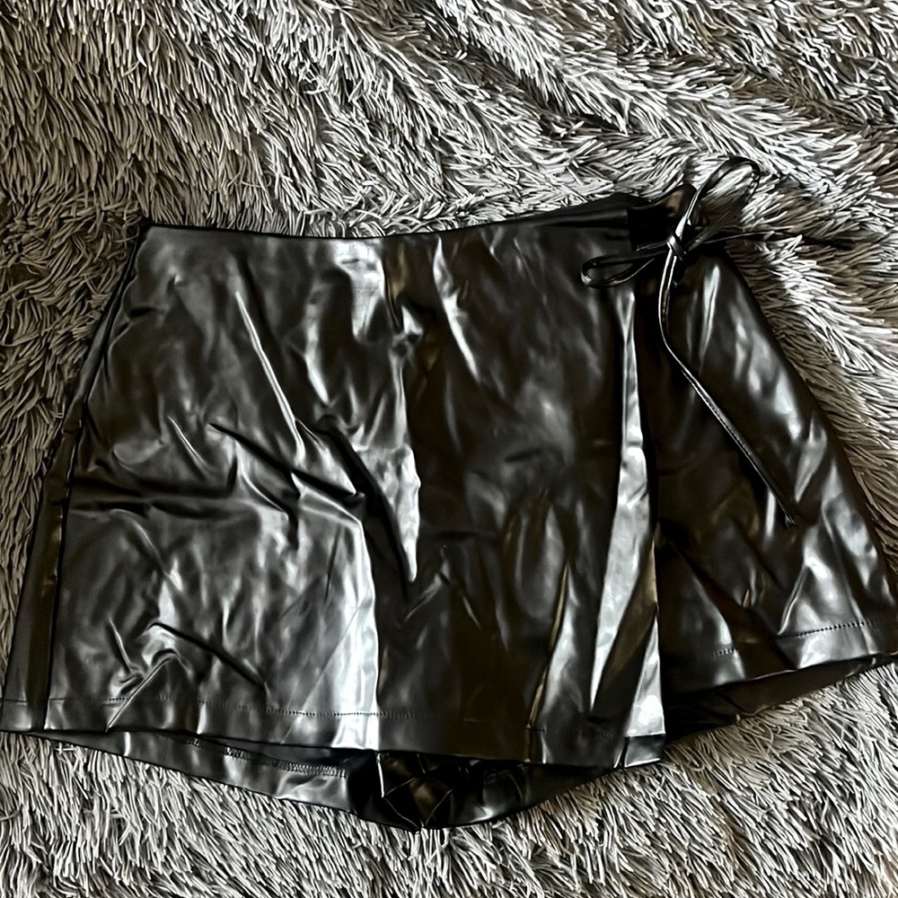 Black Faux leather skort size L with side zipper and tie